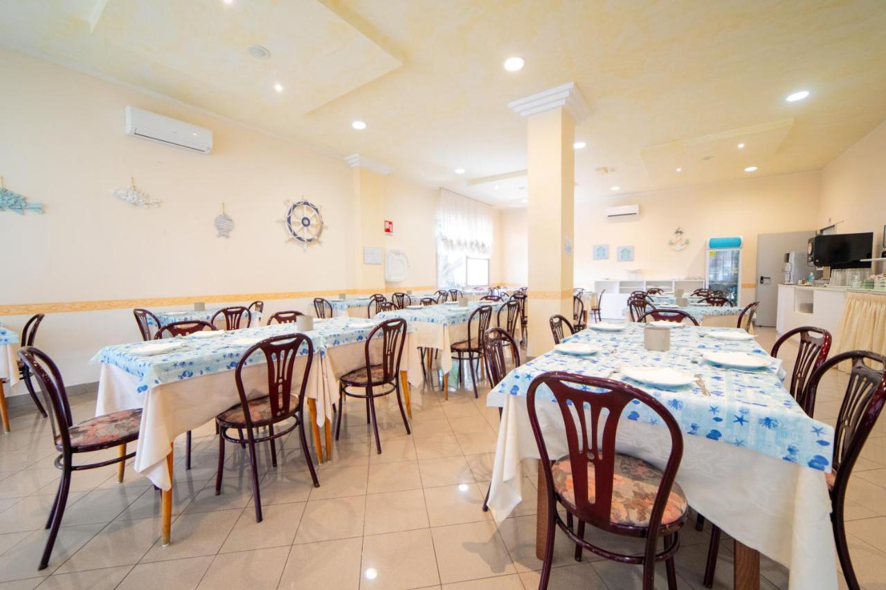 Hotel 21 Riccione Buitenkant foto